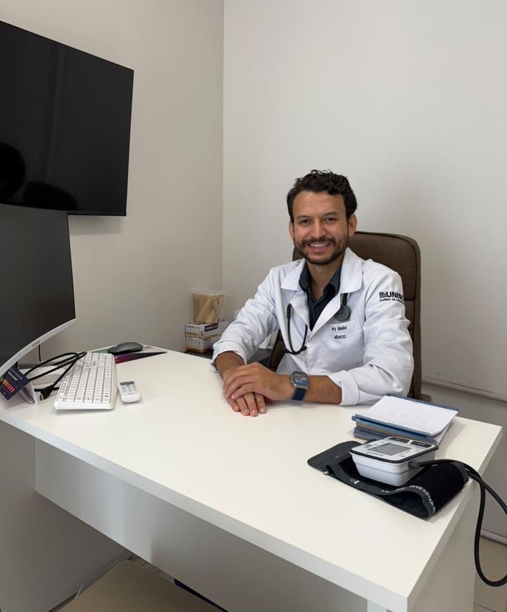 Dr. Melo no consultório